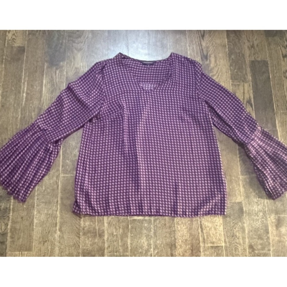 Banana Republic Purple Print V Neck Flare Sleeve Blouse size Medium